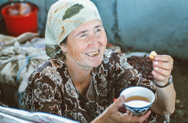 Золотые зубы в СССР. В настоящее время идущие подряд золотые зубы также можно увидеть у пожилых людей, выросших в СССР. Фото.