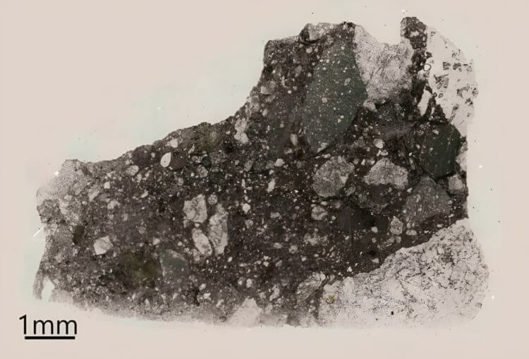 Образцы лунного грунта рассказали о прошлом Луны. Метеорит Arabian Peninsula 007 (AP 007). Фото.