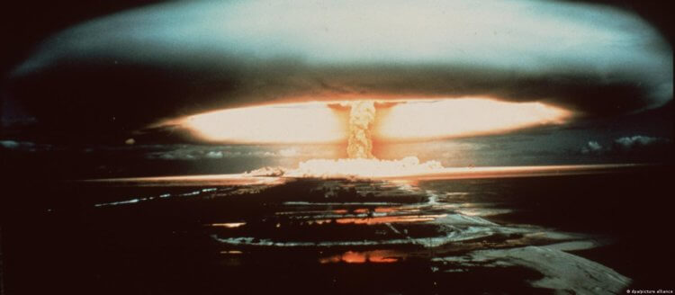 Ядерная угроза. Ядерное оружие – устройство, предназначенное для высвобождения энергии взрывным способом в результате ядерного деления, ядерного синтеза или комбинации этих двух процессов. Фото.
