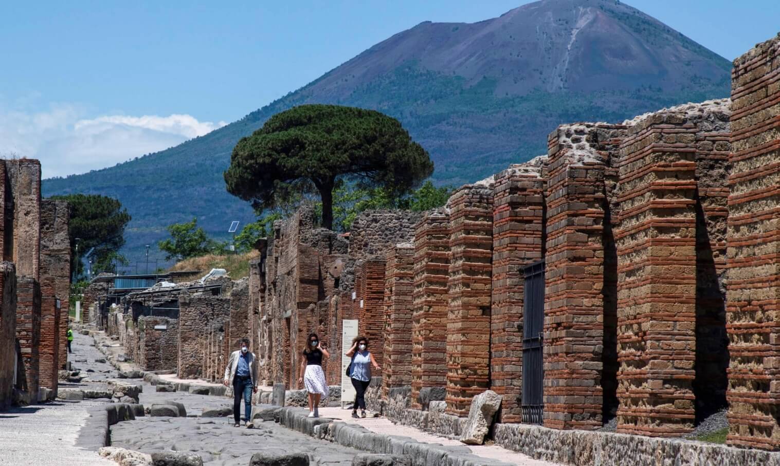 Туристы в испуге возвращают вещи, взятые в Помпеях — считается, что они прокляты. Туристы прогуливаются по Помпеям у подножия Везувия. Фото.
