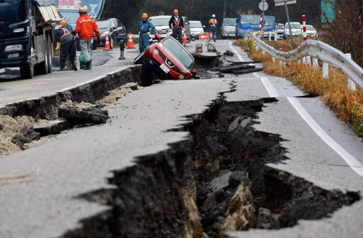 Землетрясения в Японии в 2024 году. В результате землетрясения, на дорогах образовались большие трещины. Фотография: Kim Kyung-Hoon, Reuters. Фото.