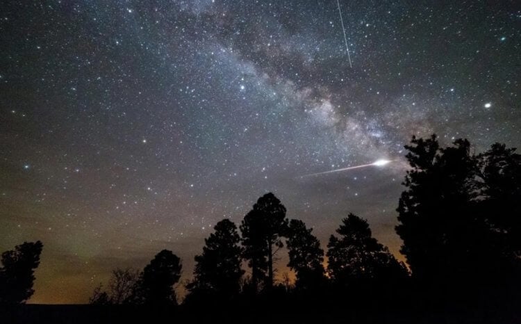 Звездопад Эта-Аквариды в апреле и мае 2024 года. В мае 2024 года падающих звезд на небе будет особенно много. Фото.
