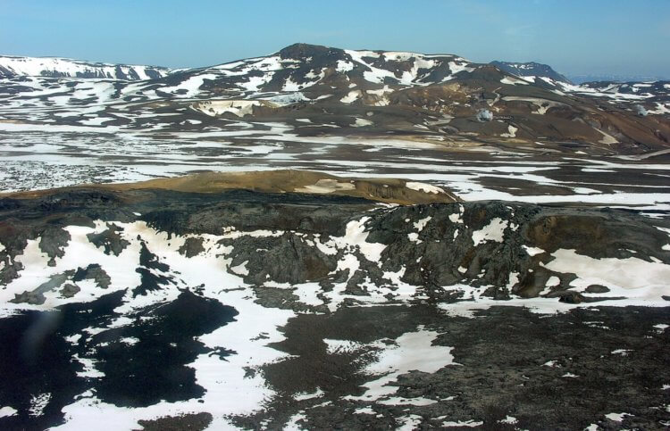 Бурение скважины на вулкане. Вид на кальдеру Крабла сверху. Фотография: Hansueli Krapf. Фото.