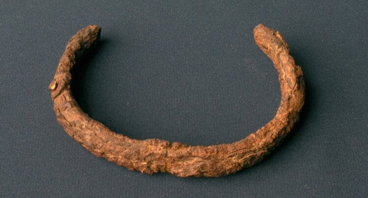 Загадка древних сокровищ. Железный браслет, созданный более 3000 лет назад. Фото.