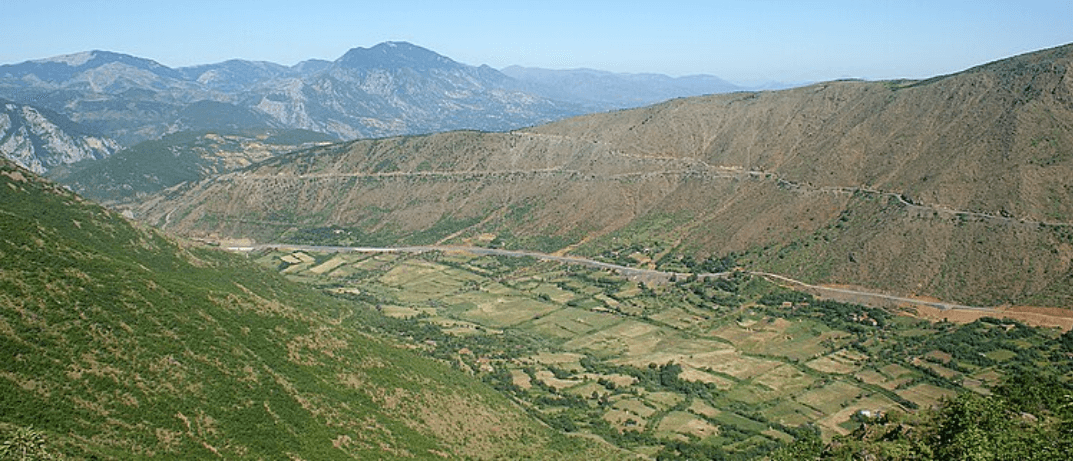 Самые большие естественные выбросы водорода. Участок, где находится шахта Булкизе в Албании. Фото.