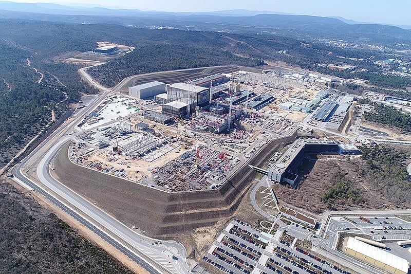Последний рекорд термоядерного реактора JET. Международный термоядерный реактор в настоящее время строится во Франции. Фото.