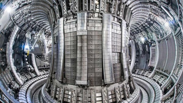Термоядерный реактор JET. Токамак JET был запущен в 1983 году в Англии. Фото.