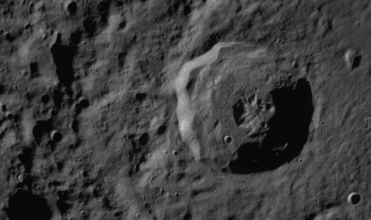 Какие задачи у миссии Одиссей. Участок Луны возле южного полюса, где прилунился посадочный модуль. Фото.