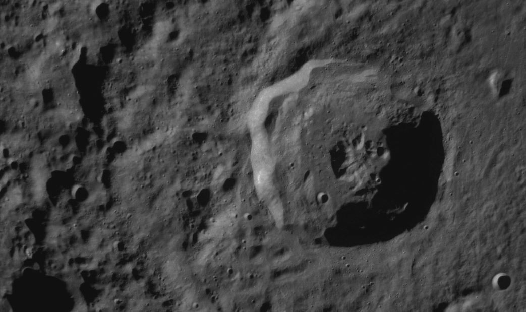 Какие задачи у миссии Одиссей. Участок Луны возле южного полюса, где прилунился посадочный модуль. Фото.