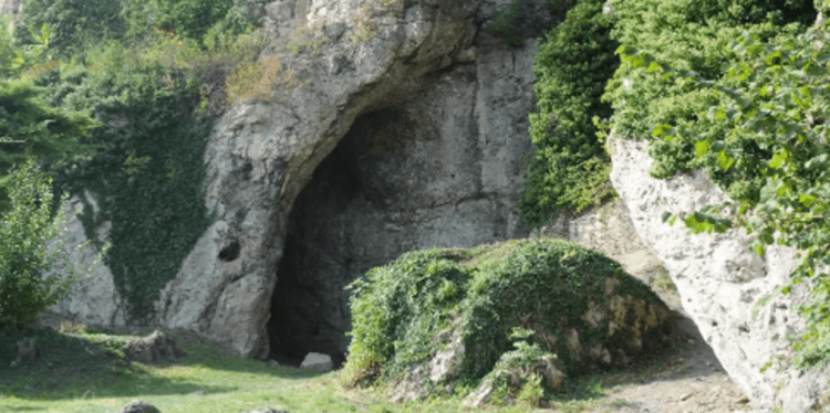Как древние люди жили рядом с неандертальцами. Пещера Ильзенхёле, в которой обнаружены останки древних людей. Фото.