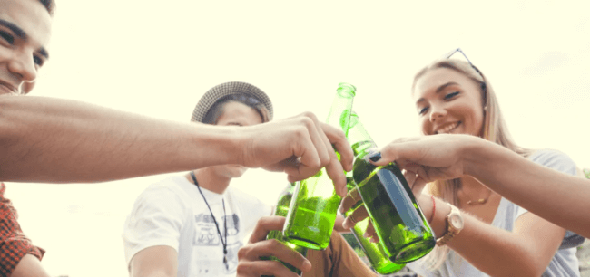 Почему молодые люди стали меньше потреблять алкоголь. Фото.