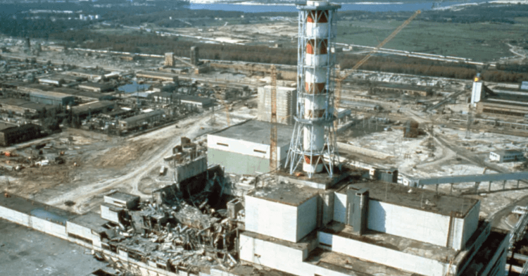 Уникальная экосистема чернобыльской зоны отчуждения. Разрушенный ядерный реактор в Чернобыле. Фото.