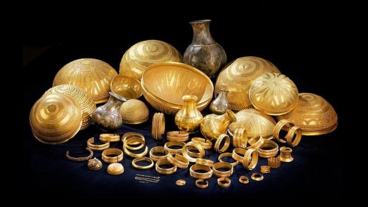 Среди сокровищ возрастом более 3000 лет ученые обнаружили загадочный металл. Сокровища бронзового века, обнаруженные в Испании. Фото.