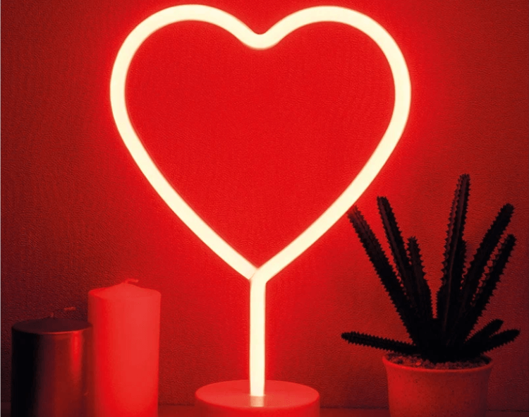 Светильник-ночник “Неоновое сердце”. Светильник в форме сердца. Фото.