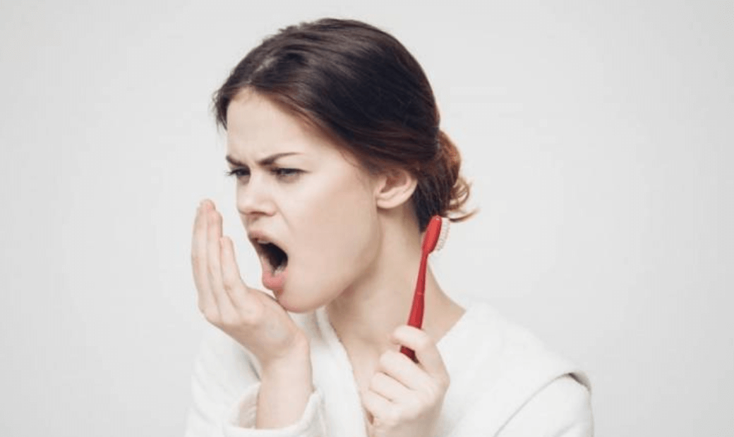 Нужно ли избавляться от всех бактерий во рту. Чистка зубов и языка позволяет избавиться от неприятного запаха изо рта. Фото.
