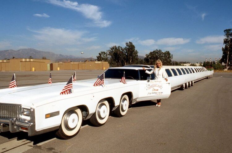 Самый длинный лимузин в мире. Посередине кузова лимузина «American Dream» можно заметить дополнительные пары колес. Фото.