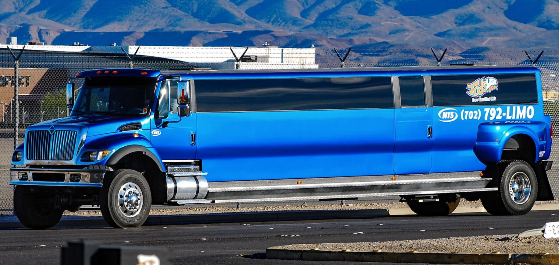 Самый большой лимузин для вечеринок. Огромный лимузин NTS Big Blue Limo. Фото.