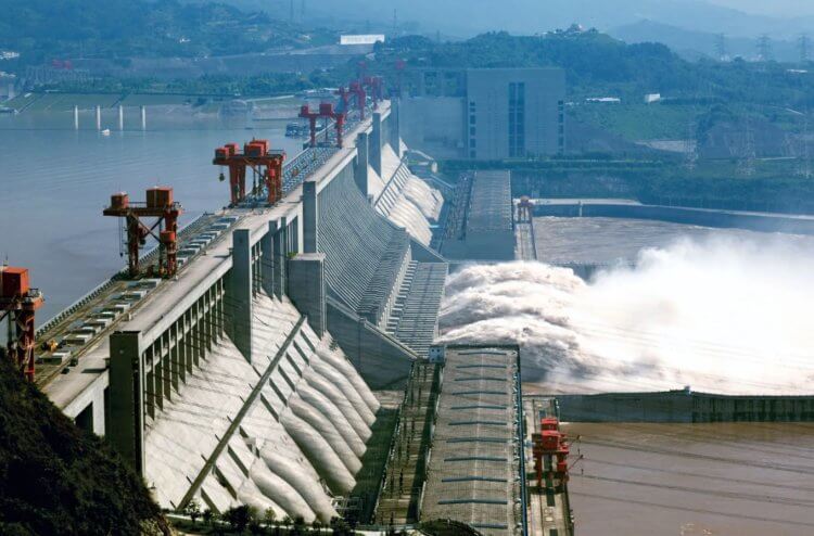 Самая большая гидроэлектростанция в 2024 году. Хотя планирование плотины «Три ущелья» началось в 1955 году, проект не мог быть реализован в течение примерно 40 лет из-за предполагаемой опасности обрушения. Фото.