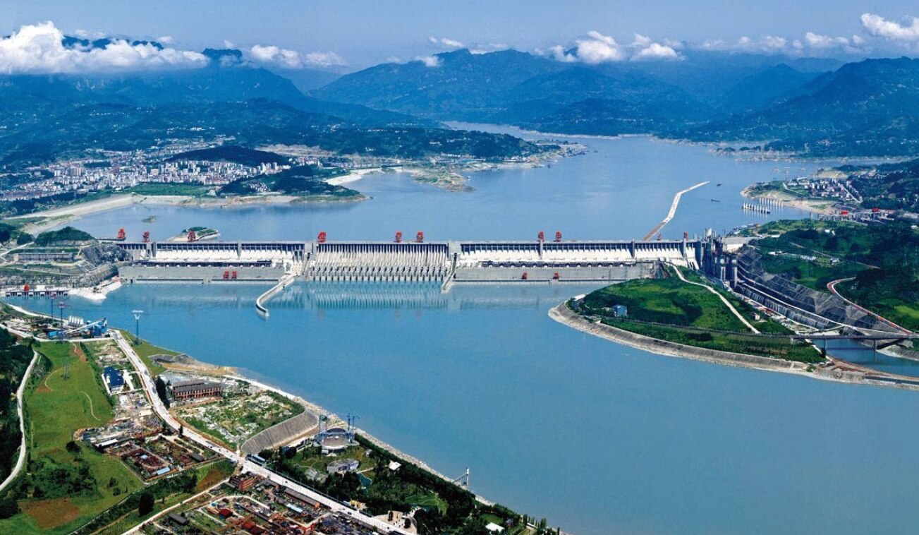 Самая большая гидроэлектростанция в 2024 году. Гидроэлектростанция «Три ущелья» начала строиться в 1992 году, и была запущена только в 2003 году. Фото.
