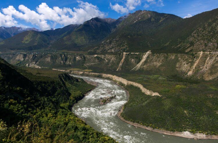 Китай строит самую большую плотину в мире. Река Брахмапутра является причиной горячих споров. Фото.