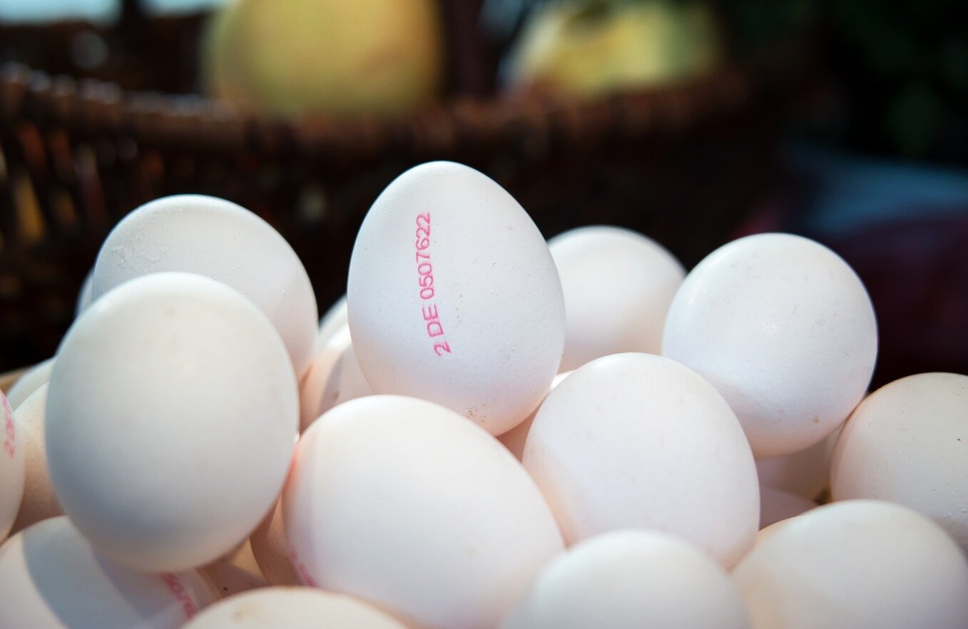 Что такое диетические яйца. Диетические яйца помечаются красным цветом. Фото.