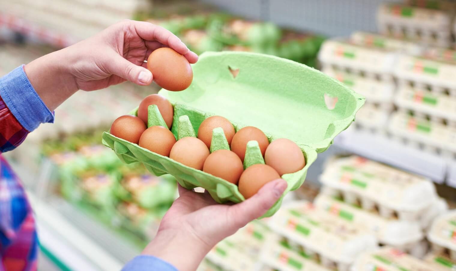 Какая категория яиц лучше всего. Яйца рекомендуется хранить в местах без посторонних запахов, потому что они сильно их впитывают. Фото.