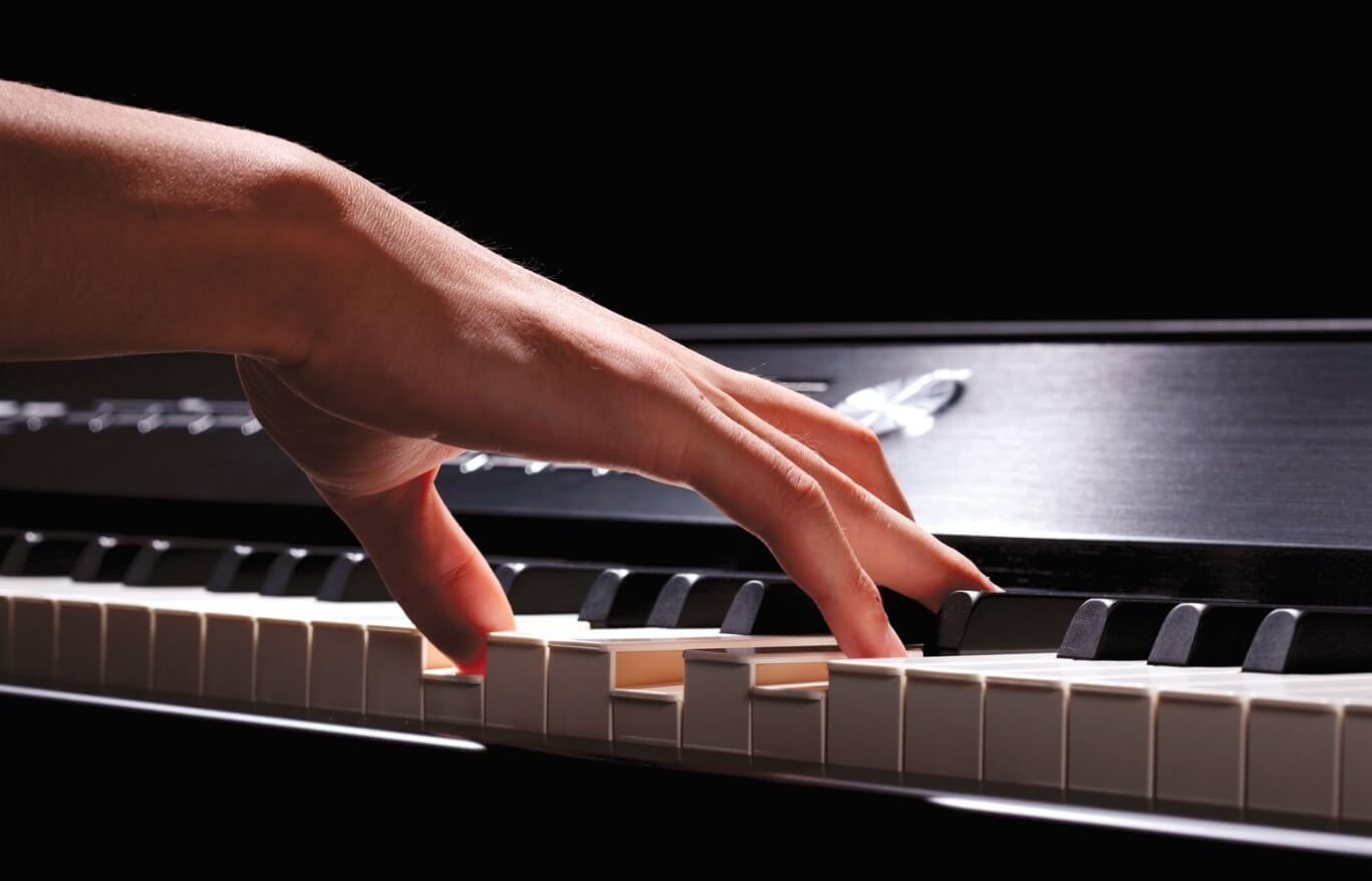Почему нужно учиться играть музыку. Возможно, игра на пианино полезнее, потому что в ней активно задействованы обе руки. Фото.