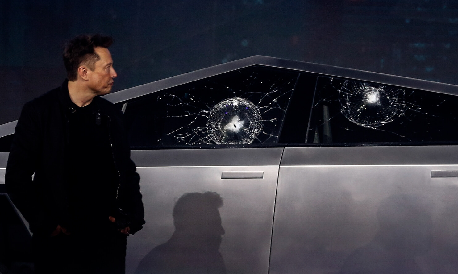 Критика пикапа Tesla Cybertruck. Разбитое стекло пикапа Tesla Cybertruck. Фото.