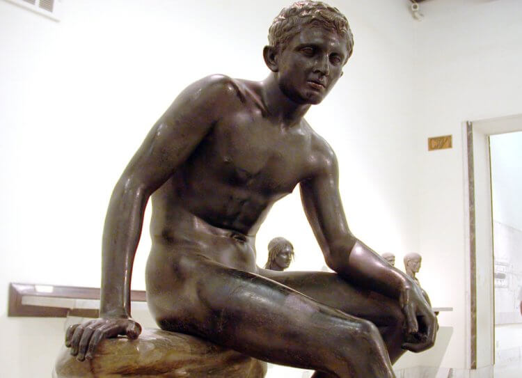 Вилла Папирусов в Италии. Античная статуя, которая была найдена внутри Виллы Папирусов. Фото.