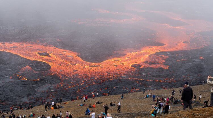 Пробуждение вулкана Фаградальсфьядль. Туристы смотрят на извержение вулкана Фаградальсфьядль в 2022 году. Источник: Science-et-vie. Фото.