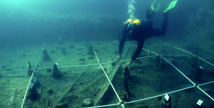 Forntida båtar från stenåldern. Forntida kanoter upptäcktes på botten av en sjö nära Rom. Foto.
