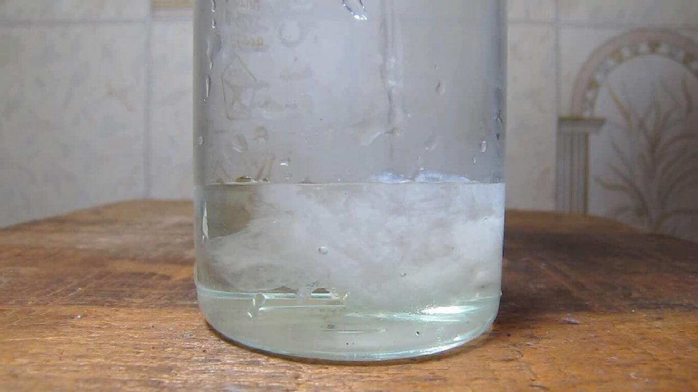 Как вода кипение очищает воду от микропластика. Карбонат кальция удаляет микропластик из воды. Фото.