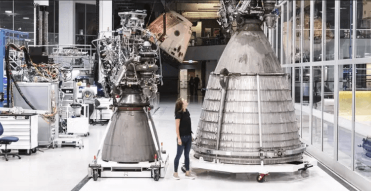 Kraften fra StarShip-raketten. Til venstre er Raptor-motoren, og til højre er Raptor Vacuum. Foto.