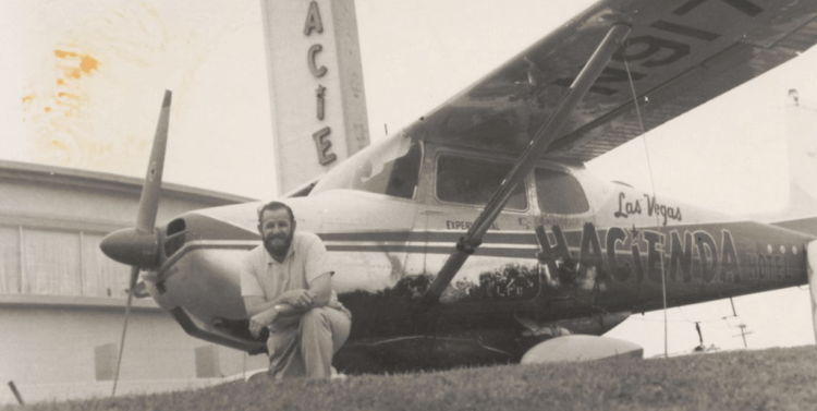 Historiens längsta flygning. Robert Timm bredvid planet. Bildkälla: cnn.com. Foto.