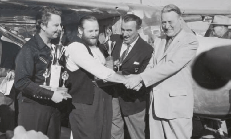 Ett rekord inom flyg som ännu inte har slagits. Robert Timm och John Cook efter landning. Foto.