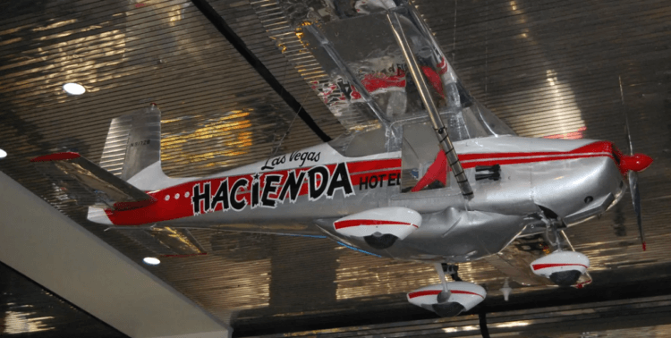 The longest flight in the history of the Hacienda casino. The Cessna 172 aircraft that set the world record. Photo source: iflscience.com. Photo.