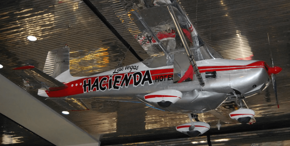 Самый длинный перелет в истории и казино Hacienda. Самолет Cessna 172, на котором был установлен мировой рекорд. Источник фото: iflscience.com. Фото.