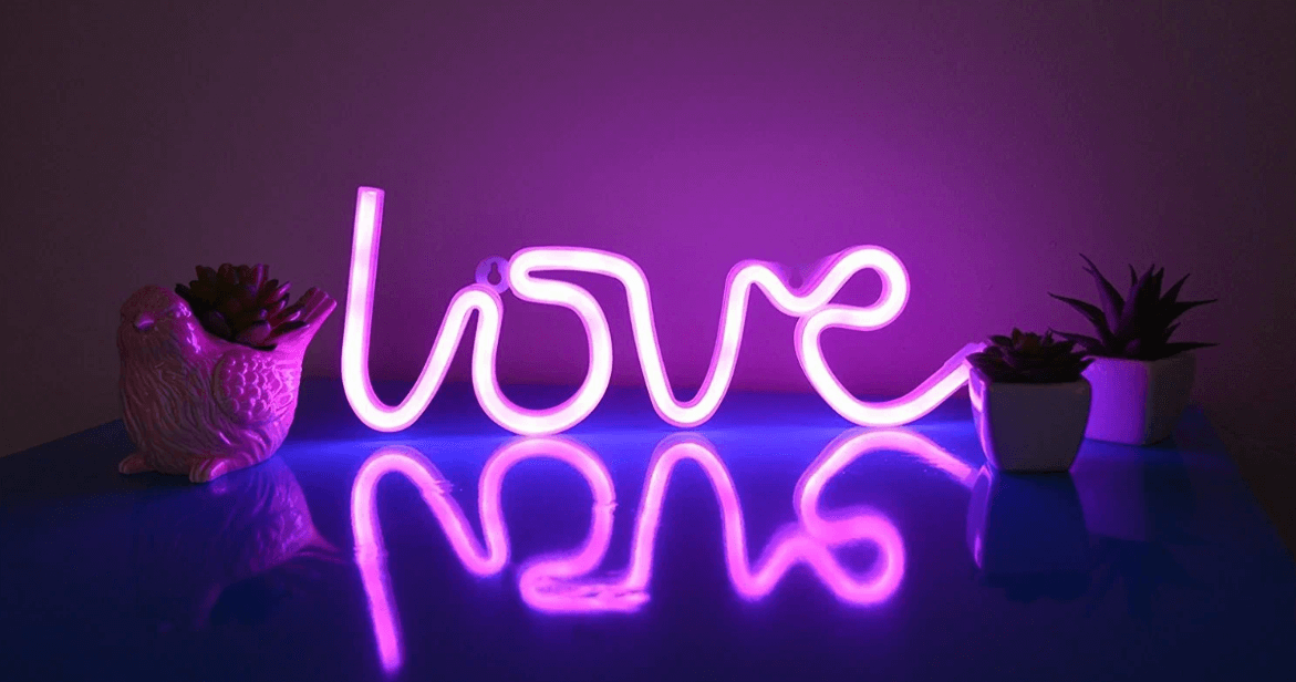 LED светильник «LOVE». Декоративный неоновый светильник. Фото.