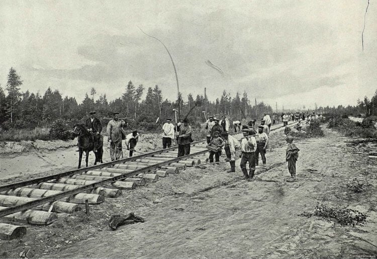 Den Store Sibiriske Vej. Arbejdere anlægger banen i 1898. Foto.