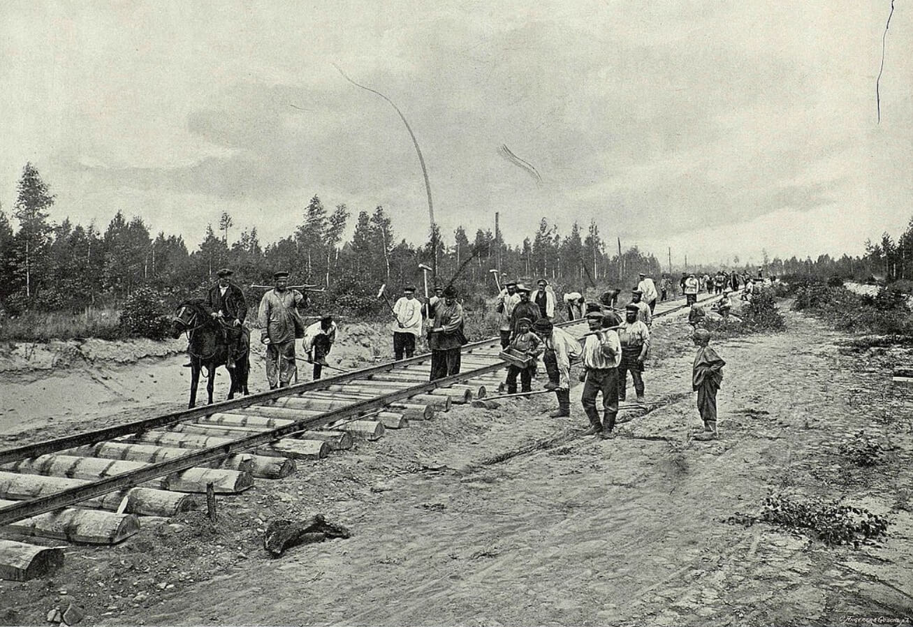 Великий Сибирский Путь. Рабочие укладывают путь в 1898 году. Фото.