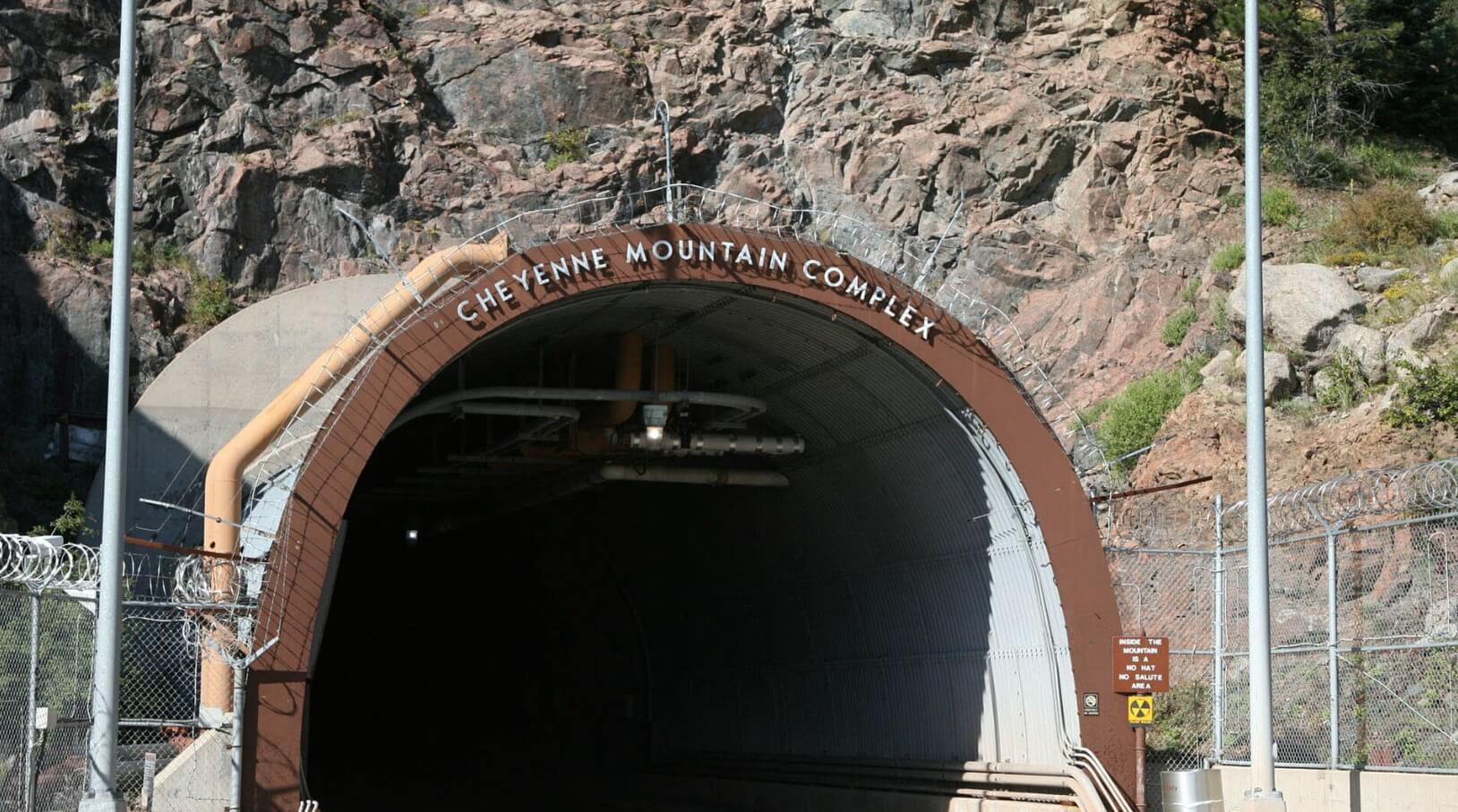 Этот бункер в США может выдержать взрыв ядерной бомбы мощностью 30 мегатонн. Вход в бункер внутри горы Шайенн. Источник: CNET. Фото.