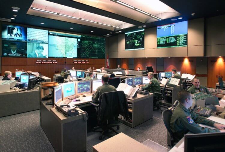 Как устроено бомбоубежище NORAD. Командный центр бункера. Источник: CNET. Фото.