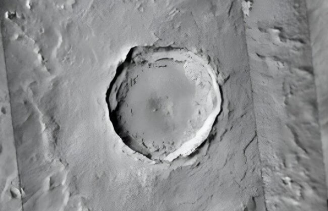 Загадочный астероид оставил на Марсе почти 2 миллиарда кратеров. Фото.