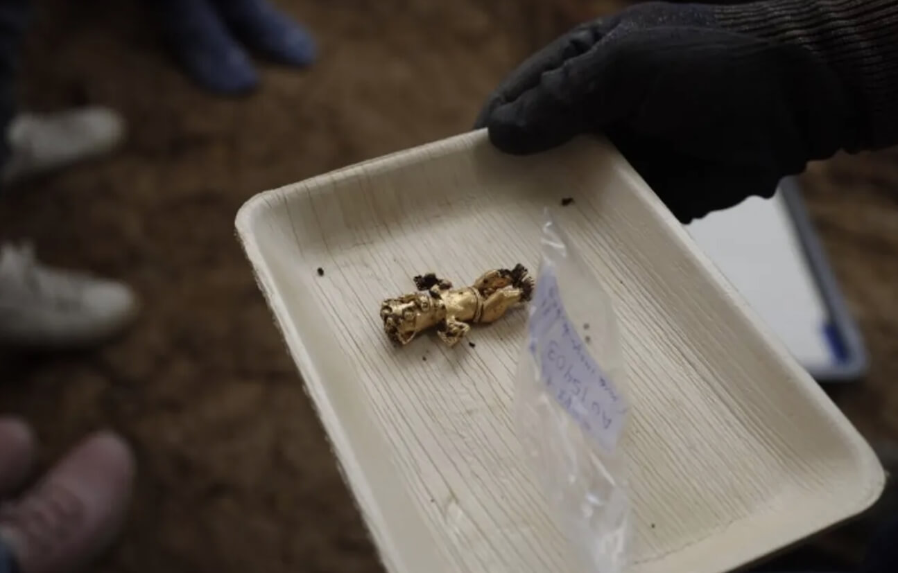 Ученые нашли гробницу с сокровищами. Представители народа Кокле умели придавать золоту сложную форму. Фото.