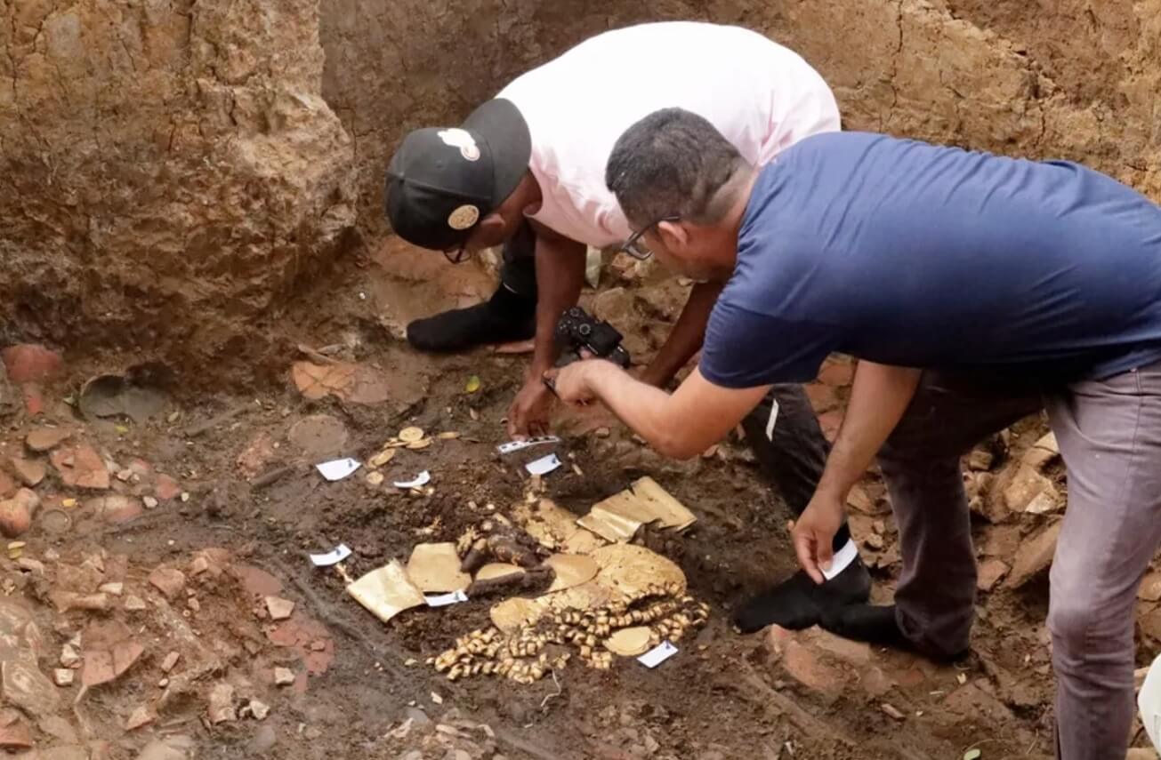 В Панаме найдена древняя гробница с сокровищами вождя Гран Кокле. Археологи изучают древние сокровища, найденные в Панаме. Фото.
