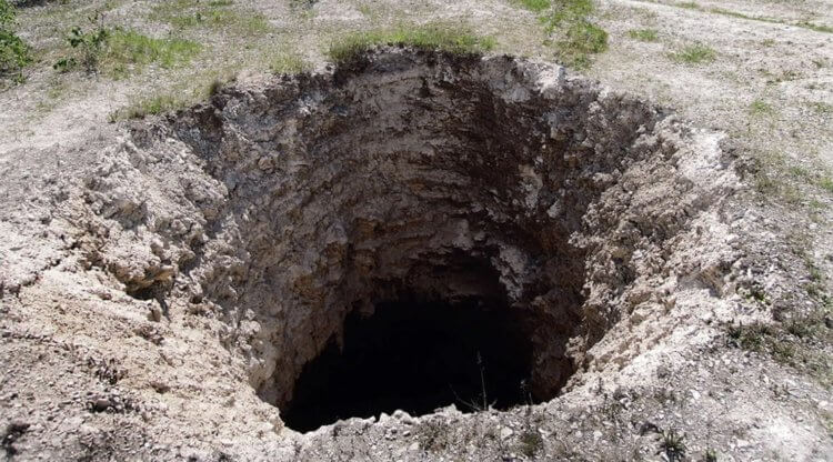 Dybe kratere dannes på Jorden, som huse falder ned i. I nogle klipper dannes hulrum, som over tid forårsager ødelæggelse af bygninger. Foto.