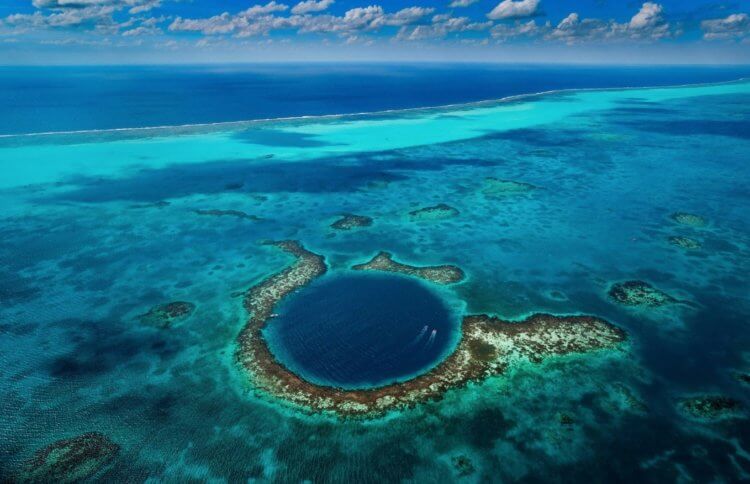 De största sänkhålen. Det stora blå hålet på den karibiska kusten. Foto.