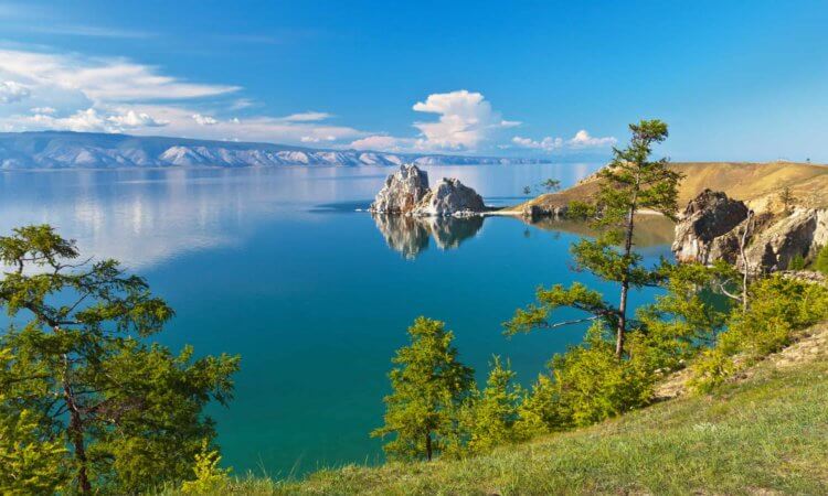 Sunlight and winter ice. Lake Baikal - the pearl of Siberia (Image: A-z-animals.com). Photo.