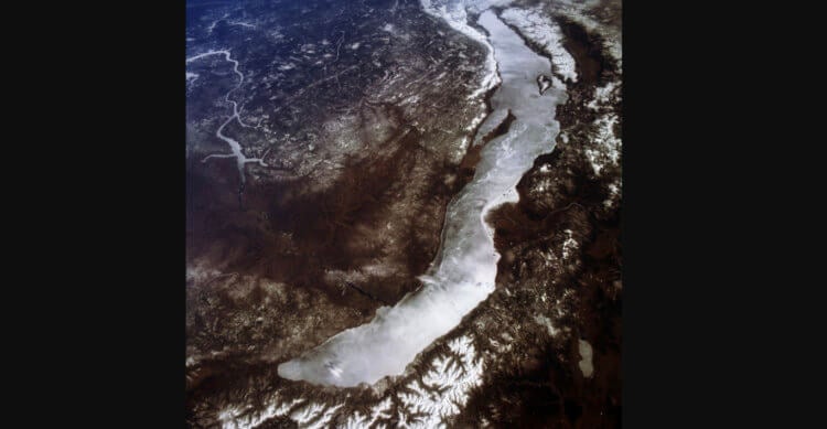Солнечный свет и зимний лед. Озеро Байкал огромно, в нем содержится 20% жидкой пресной воды планеты. (Фото предоставлено Astromujoff/Getty Images). Фото.