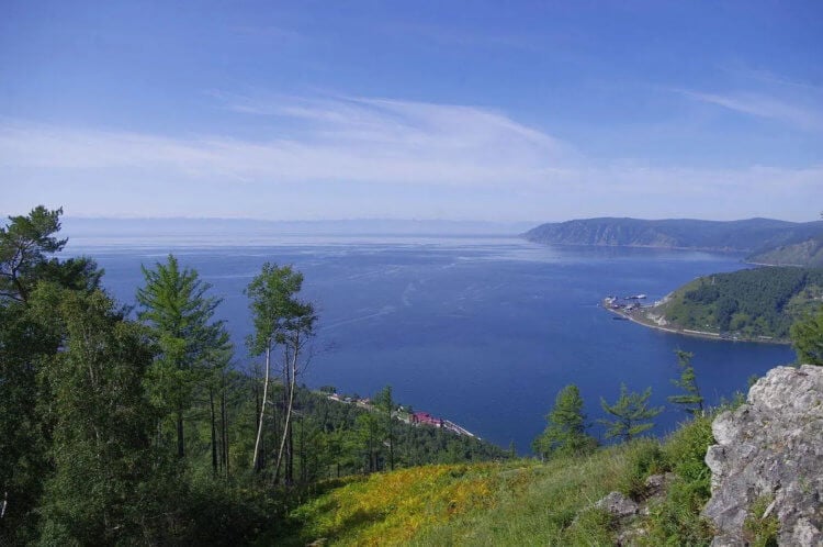 Vad händer med Bajkalsjön och varför är forskare oroliga? Bajkalsjöns ekosystem är hotat på grund av klimatförändringarna. Foto: W0ZNY/WIKIMEDIA COMMONS. Foto.